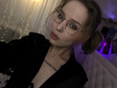 Natural_pussy Female Brunette Live Webcam Striptease