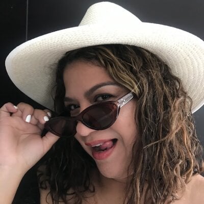 Cassandra_gate Female Curvylatin Webcam Nude