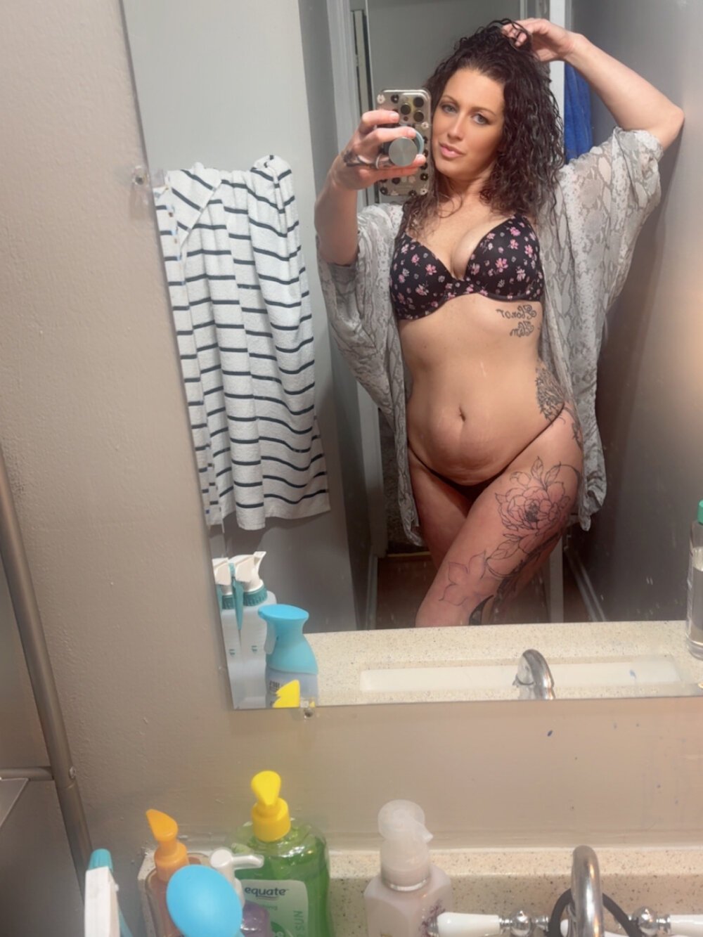 iluvcams.com silverfoxx24 livesex profile in right-behind-the-screen cams