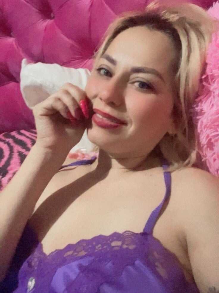 stripchat mona139206 webcam profile pic via livesexbbwcams.com