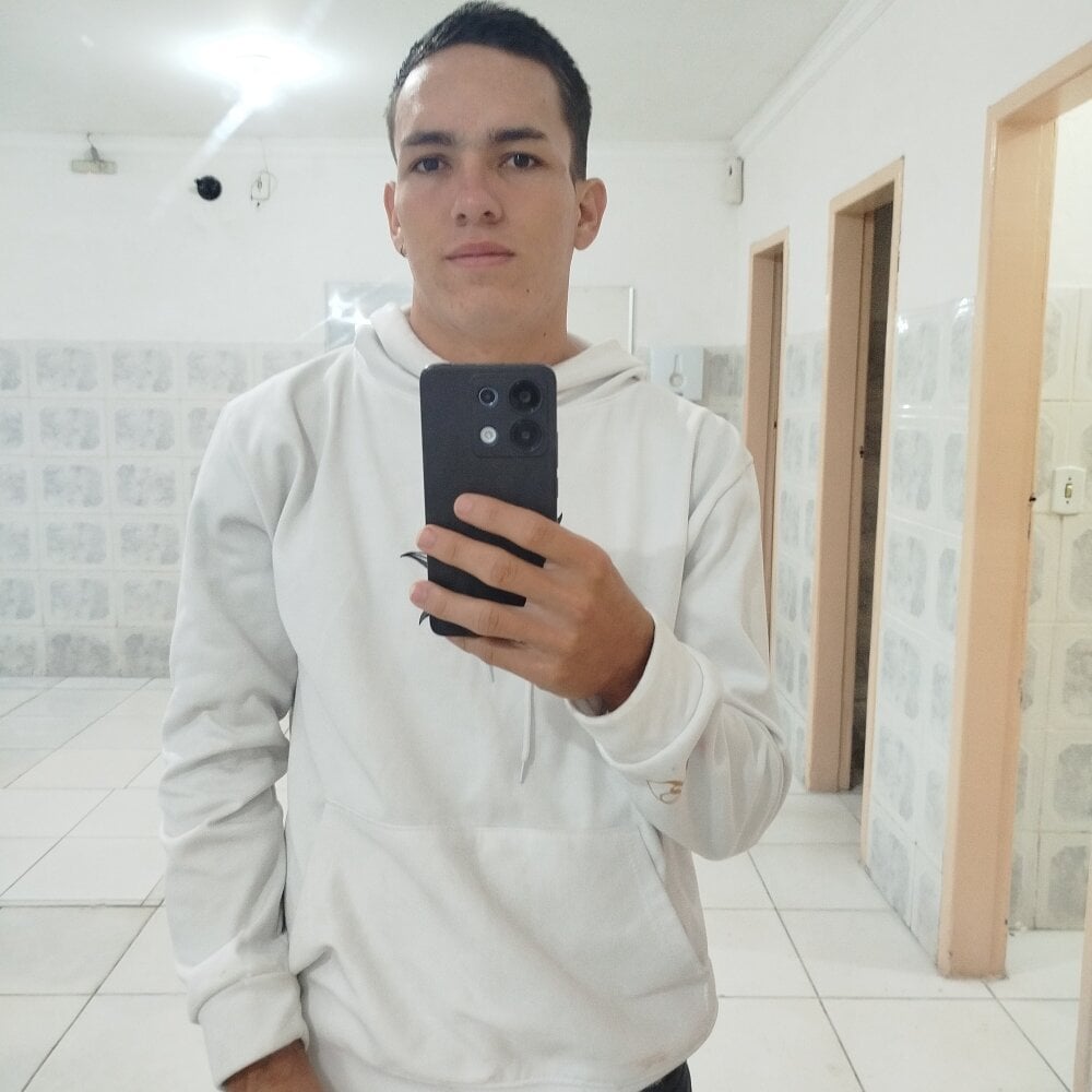 Brayan202879's Offline XXX Chat