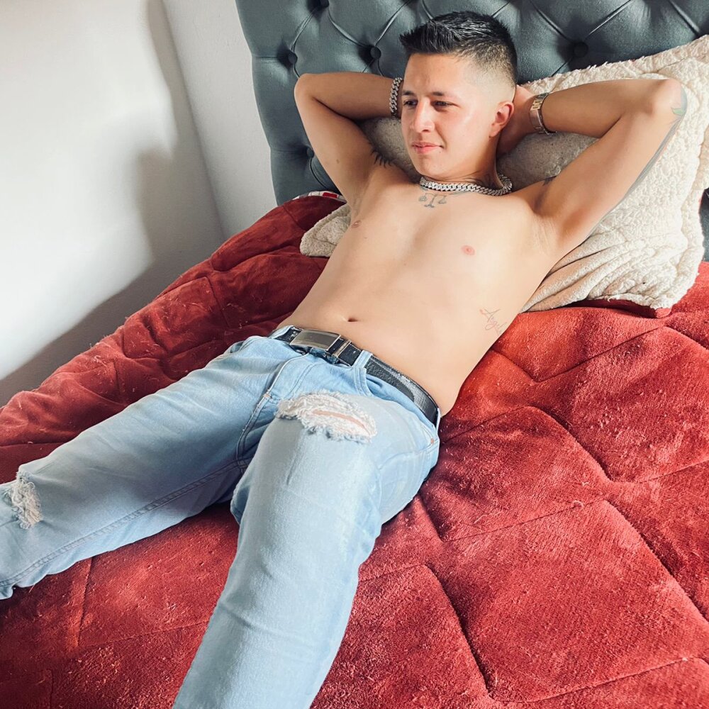 StevenVaneto0 live cam model at StripChat