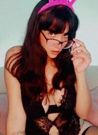Anabella_Queen29's Offline Chat Room
