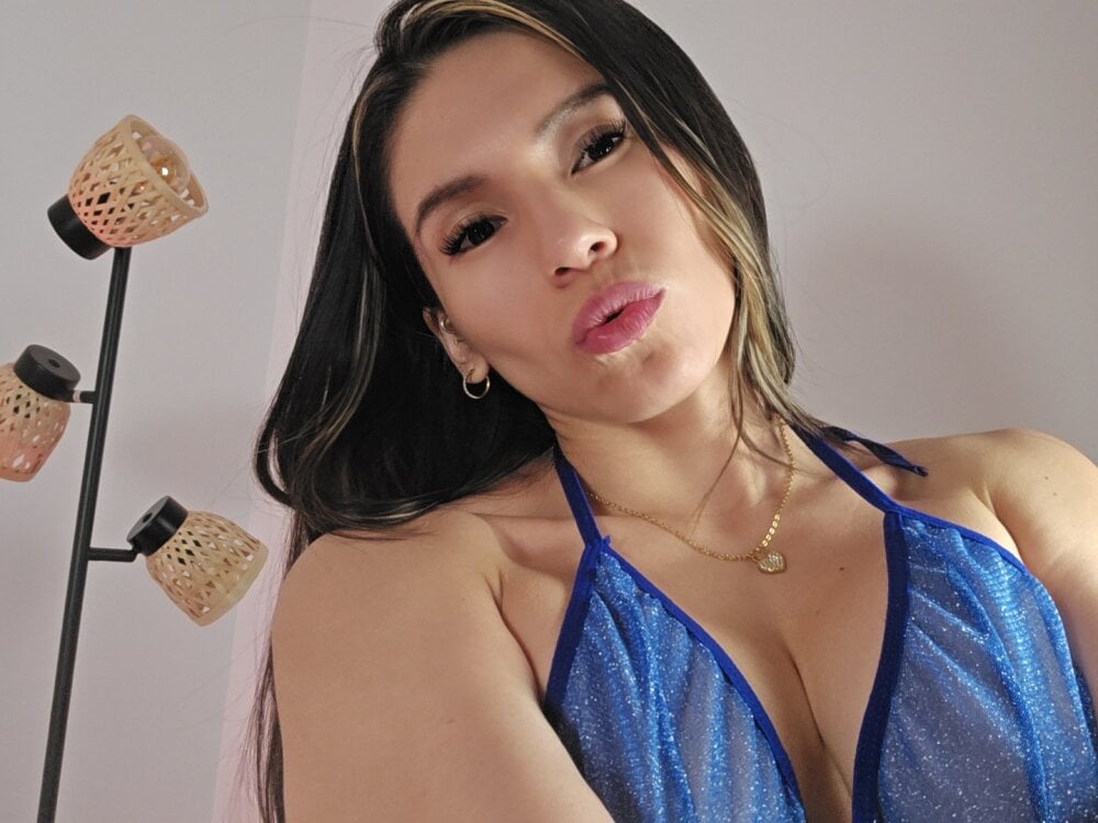 LalieFR live cam model at StripChat