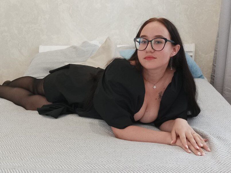 Watch  EllaAura live on StripChat