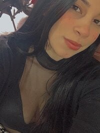 Thania__'s Offline Chat Room