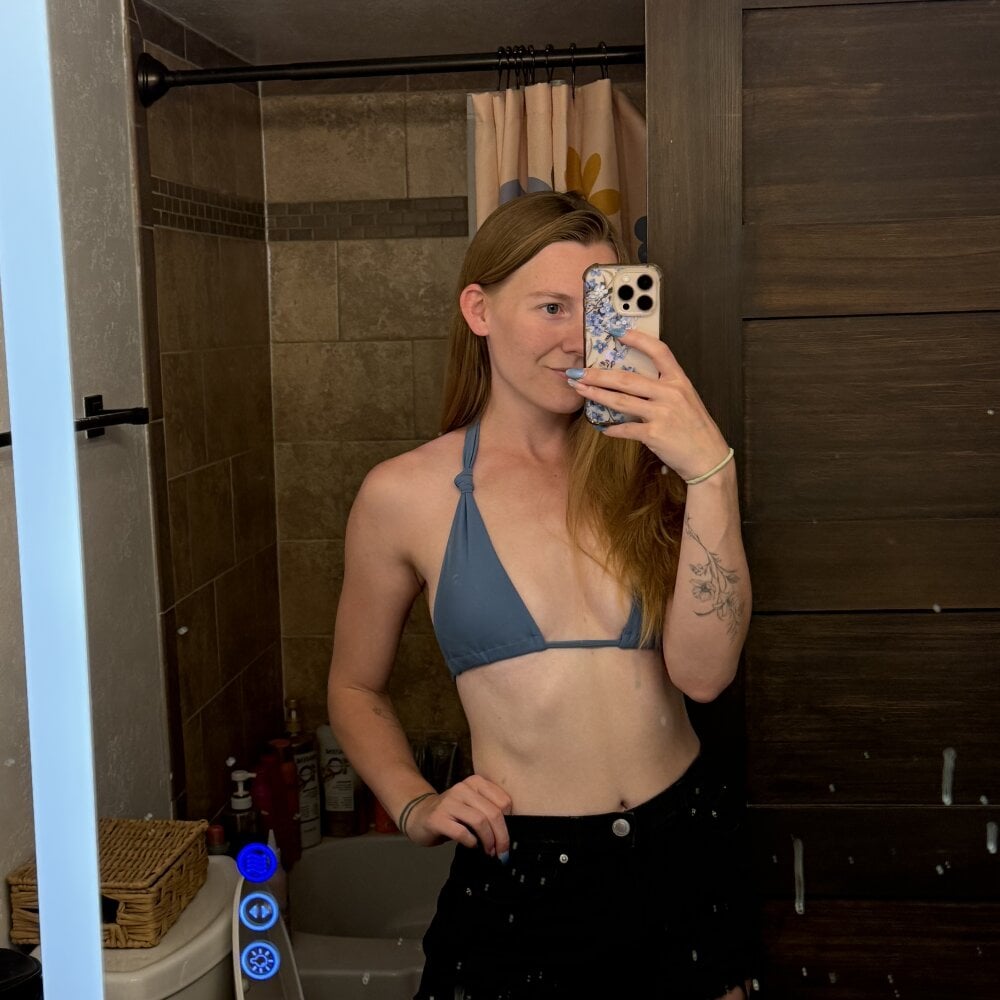 innocentblondegirl from stripchat