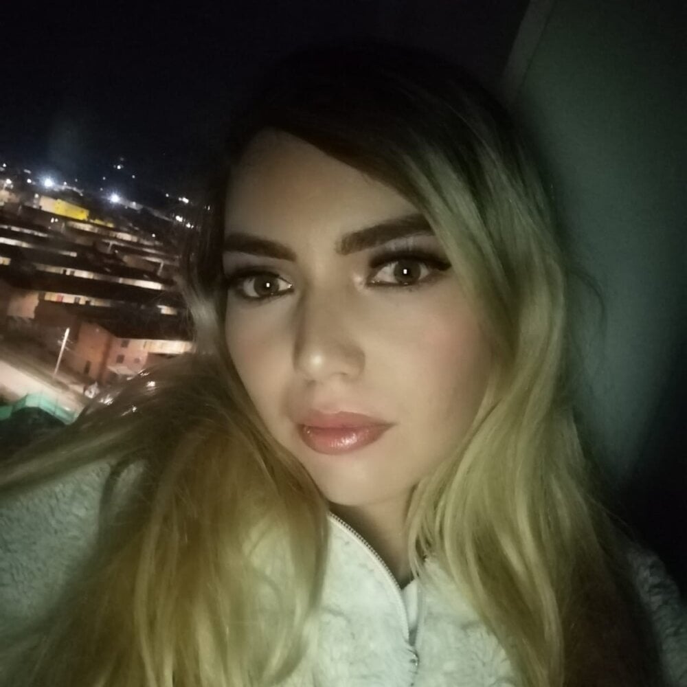 VittoriaTaylor's Offline Chat Room