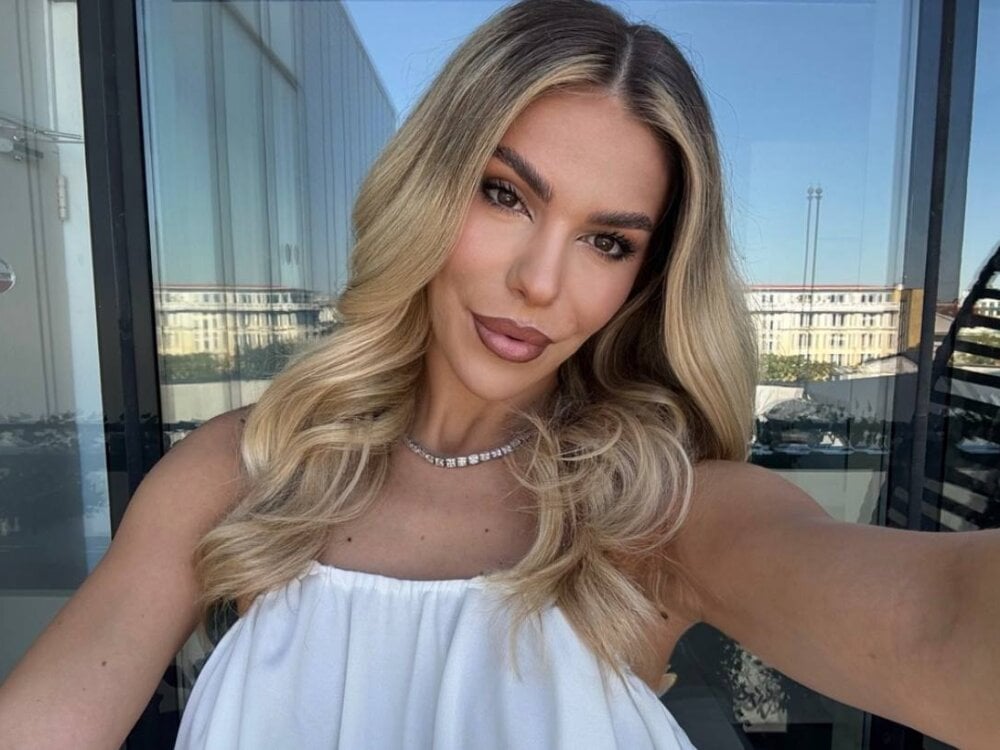 sexlivecamsites.com chloevelvetx livesex profile in rigalatvia cams