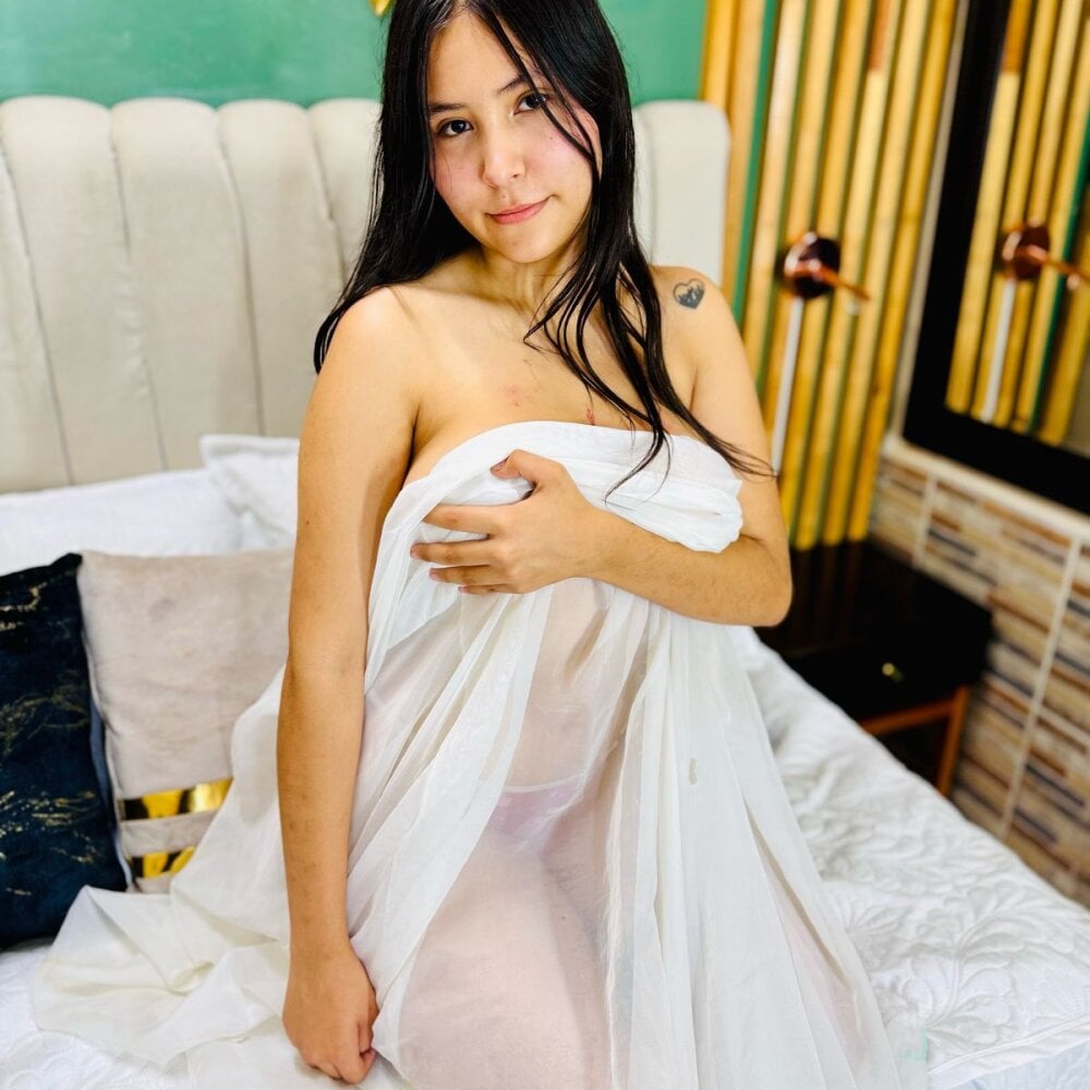 Emily_Lewiss' Offline XXX Chat
