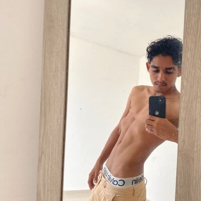 Alexishugecock profile