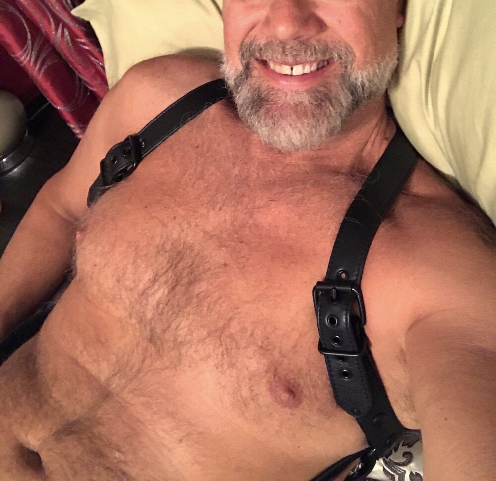 hung_girthy_dad's Offline XXX Chat