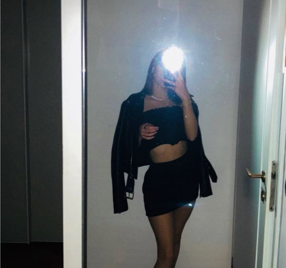 247camsex.com milenaporno livesex profile in italian cams