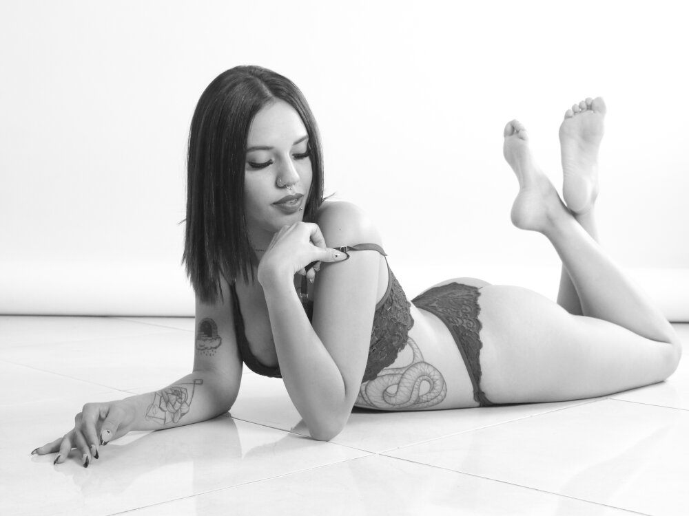 Live sex webcam photo for sweett_perveert #289783119