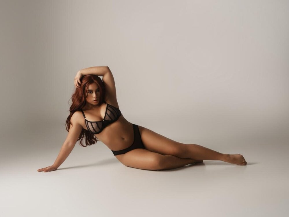 iluvcams.com laracurls livesex profile in look-at-the-clouds cams