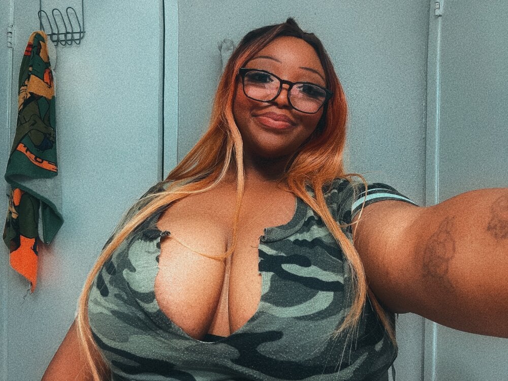 HOTMILFKATIEE live cam model at StripChat