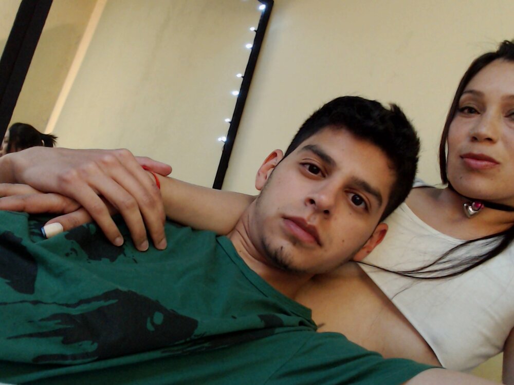 Live sex webcam photo for vincentandmia01 #289453837