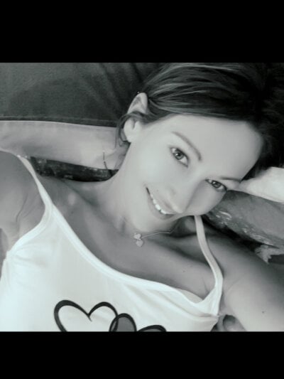 Sophia-Squirts-UK on StripChat