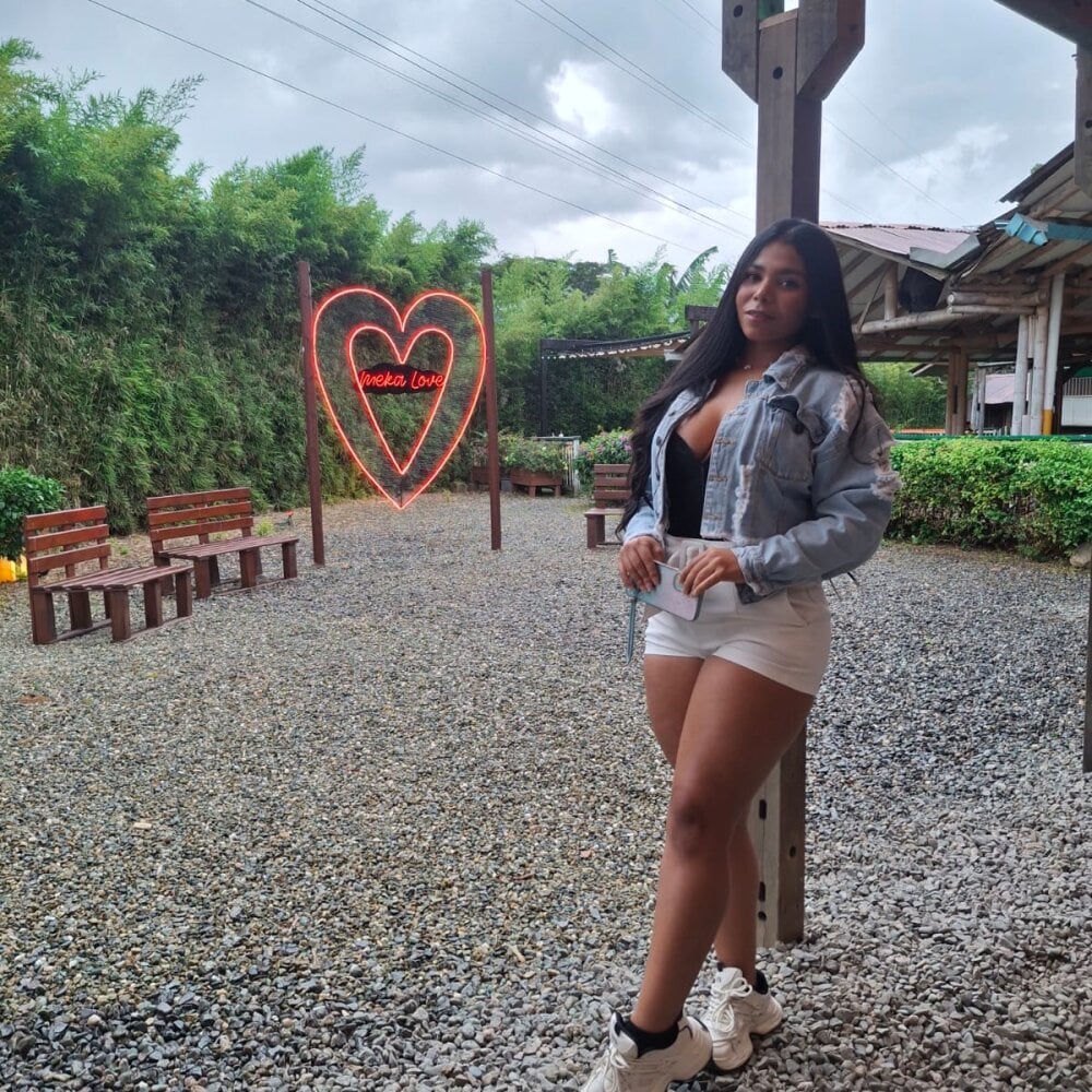 sexlivecamsites.com mia_rosex livesex profile in preferably-on-top cams