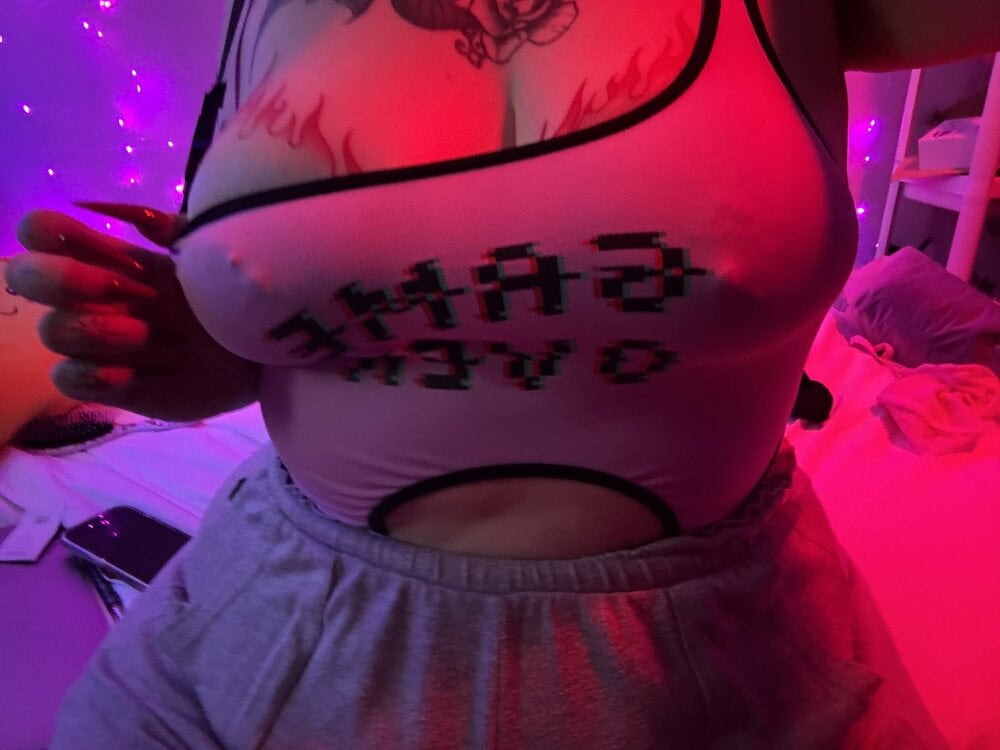 sexlivecamsites.com hollyhexbomb livesex profile in in-youre-heart-3 cams
