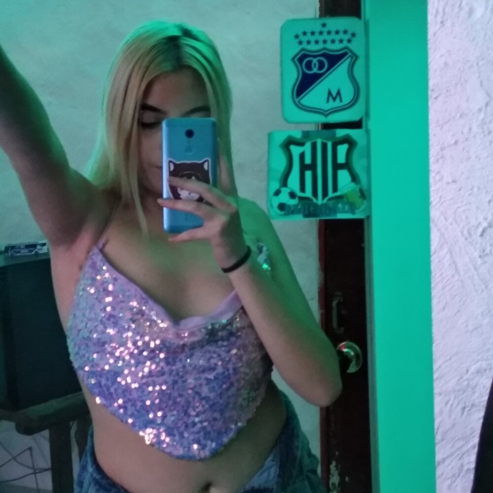 livesex.fan chloeey777_ livesex profile in where-dreams-come-true cams