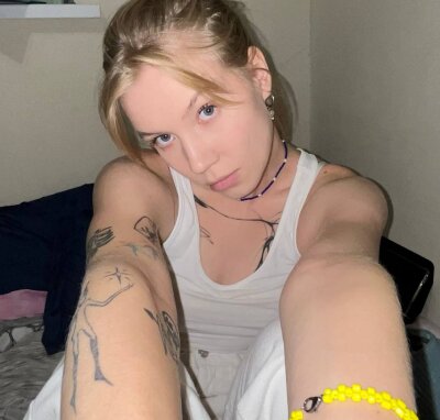 RueTweet - Stripchat Girl 