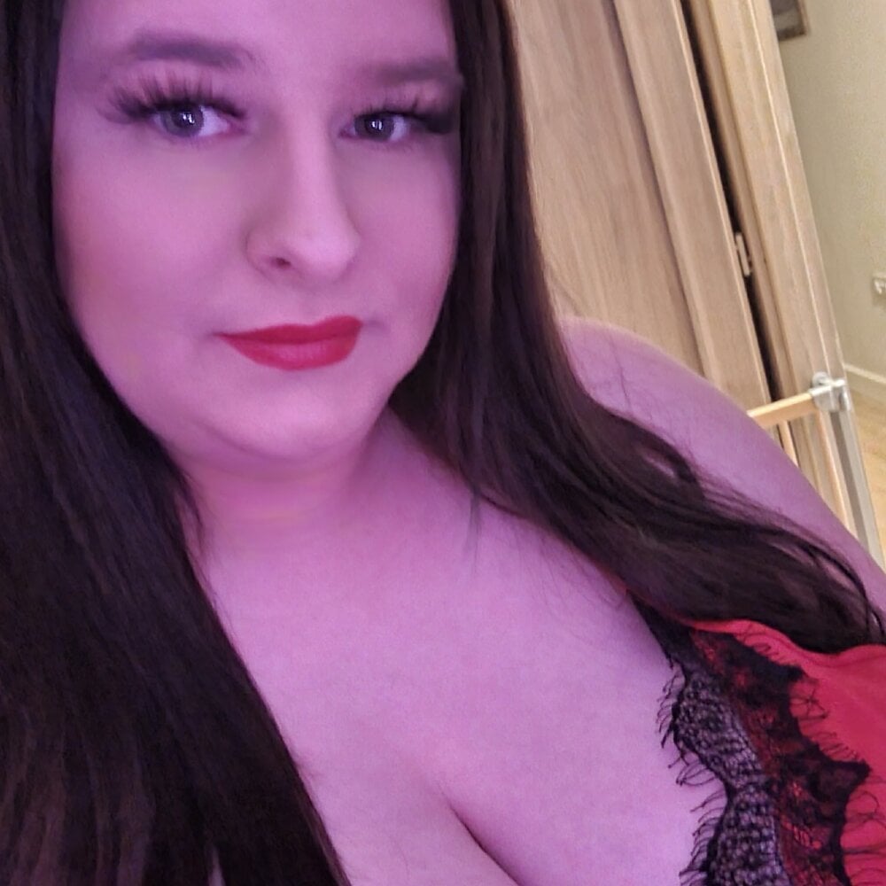 Curvaceouscarla live cam model at StripChat