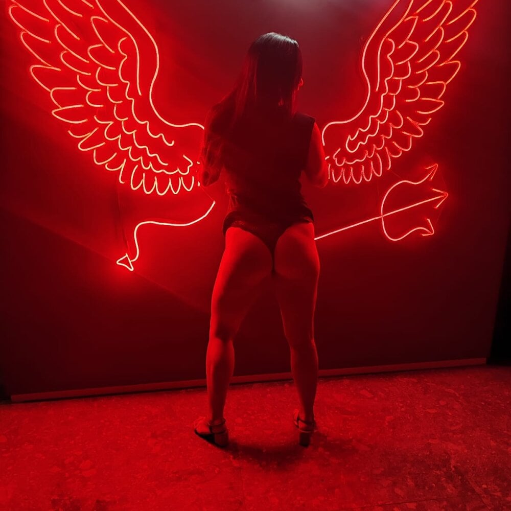 livesex.fan laura_81 livesex profile in athletic cams