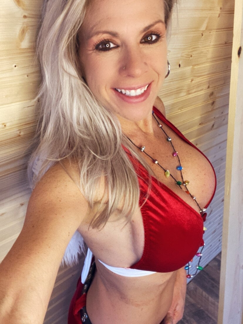 WildWIfeBarbie Cam Model Profile | Stripchat