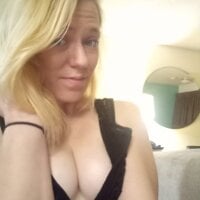 TooSexyForThisChat's Offline Chat Room