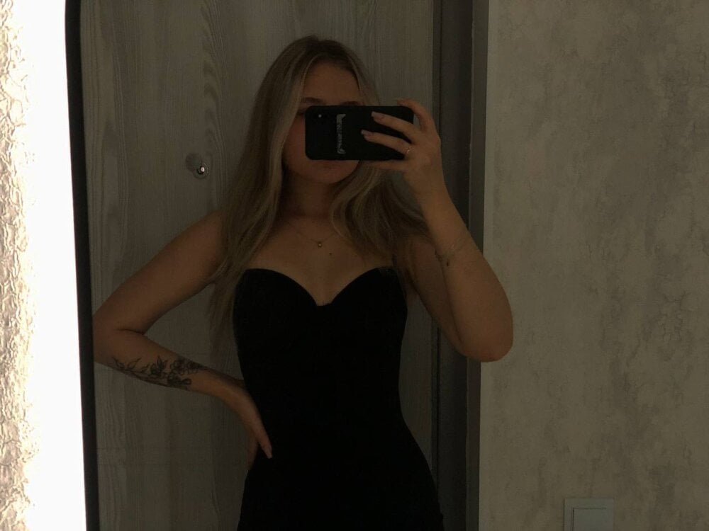 stripchat hochu_labubu webcam profile pic via pornsexycams.com