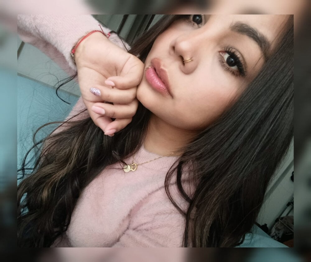 elivecams.com paola_lovee livesex profile in granny cams