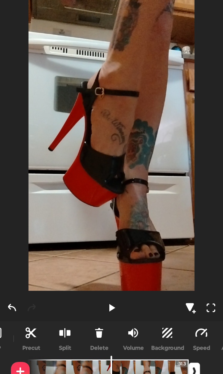 MommyMisfit live cam model at StripChat
