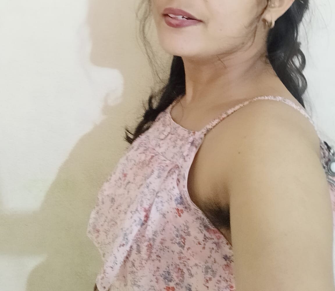 SEXY-nidhi-sharma