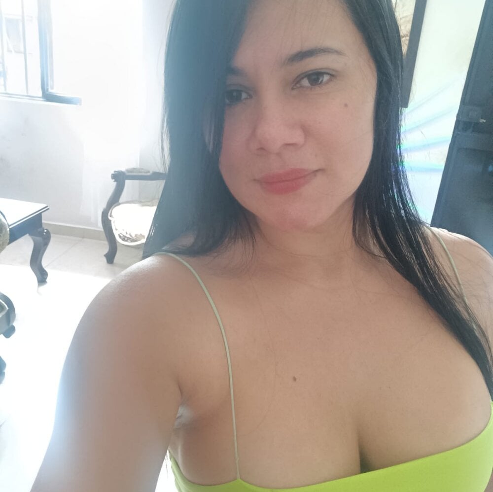 stripchat rachel-greyy webcam profile pic via livesexbbwcams.com