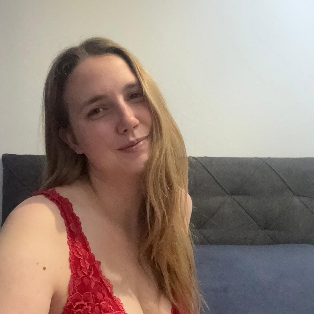 Hot-Lia695 profile