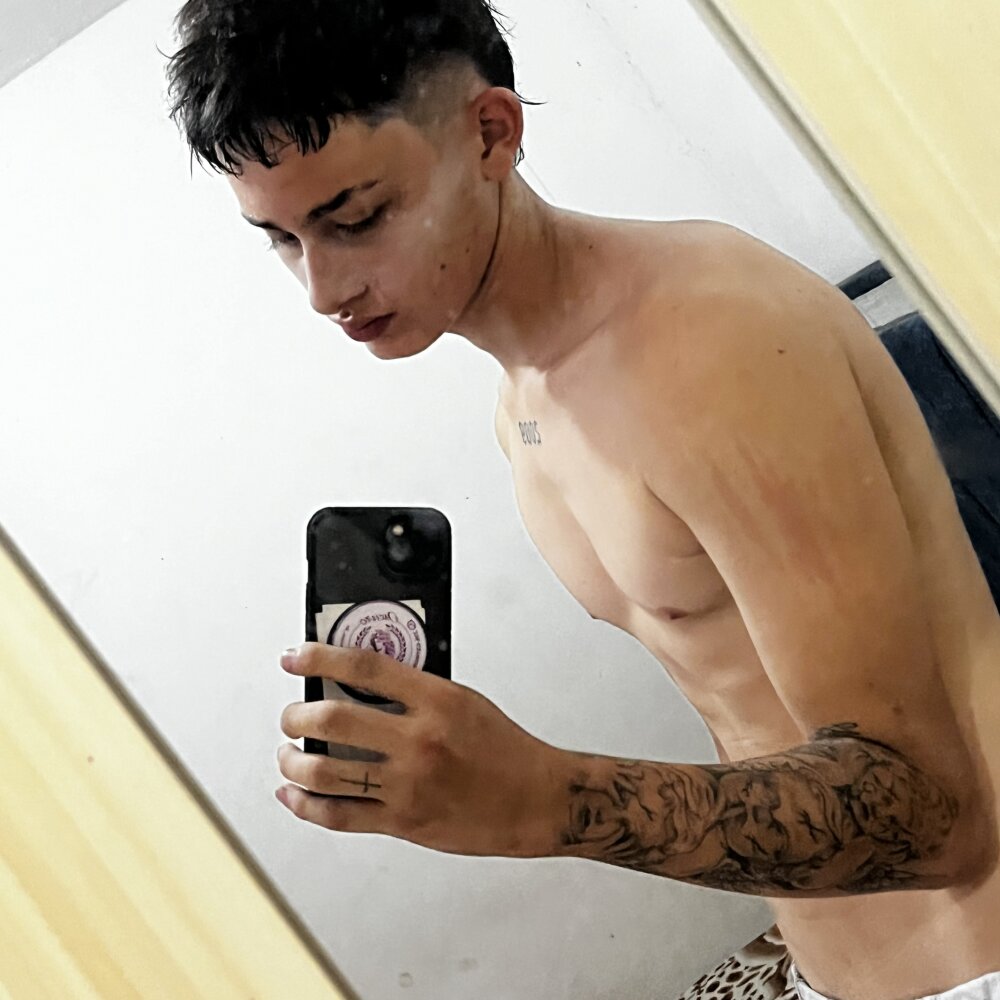 adrian_hot04's Offline XXX Chat