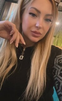 BeLlaRiinaa's Offline Chat Room