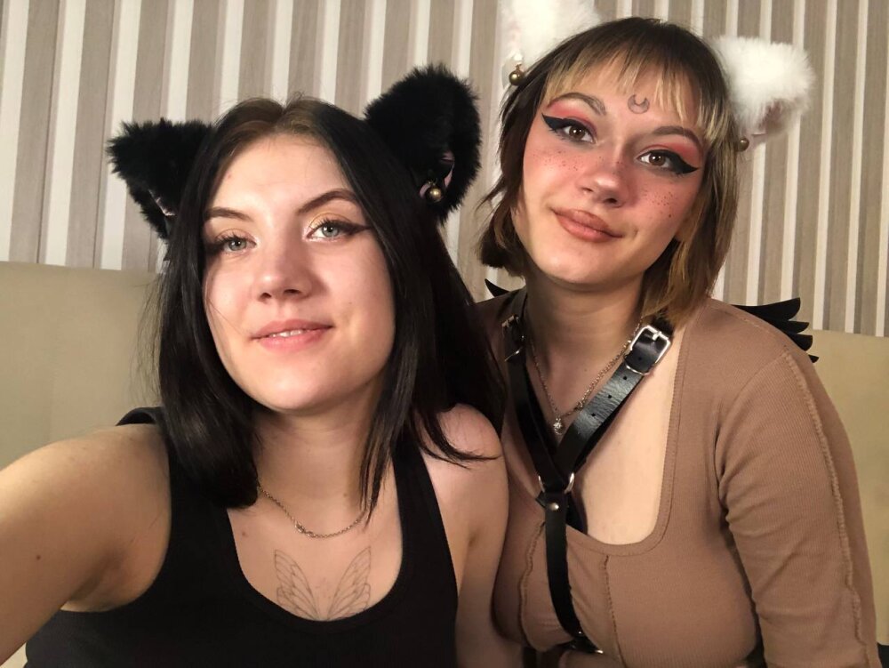 GabbiTina's Offline XXX Chat