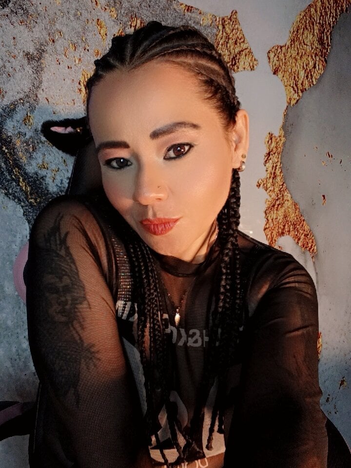 iluvcams.com skarlethrivers livesex profile in spanish cams