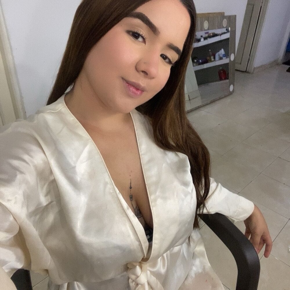 Live sex webcam photo for SaraMiller- #289744978