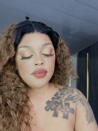 Iam-Sharifa on StripChat
