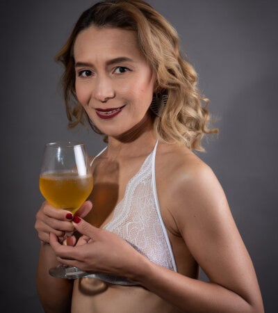 Issa_Milf__ on StripChat