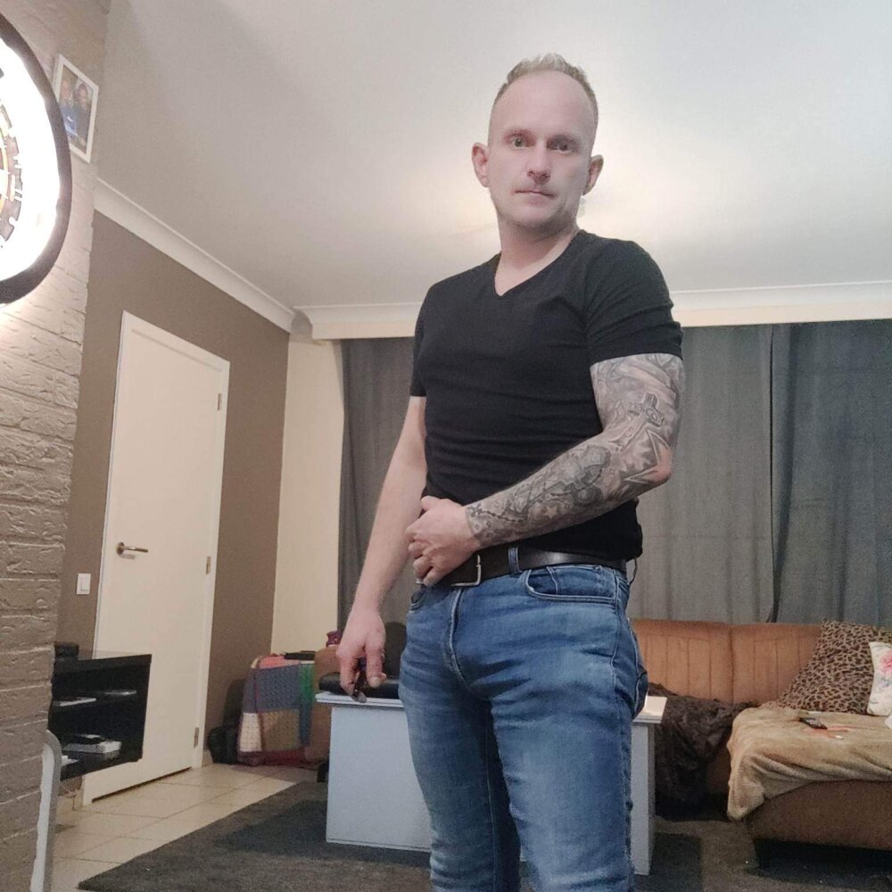 Andytje1234 live cam model at StripChat