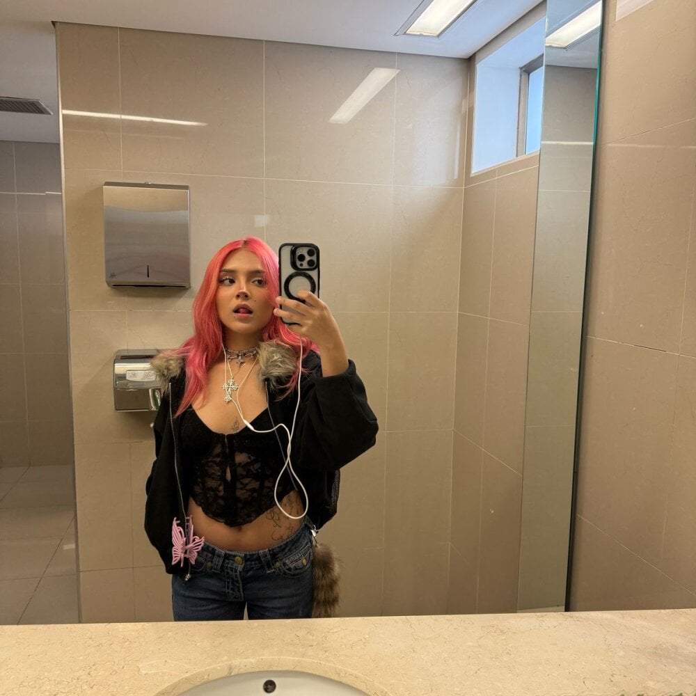 SillyMora live cam model at StripChat