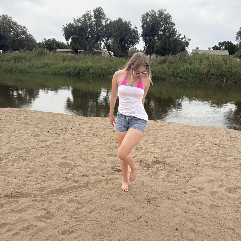 xoxokayy18 live cam model at StripChat