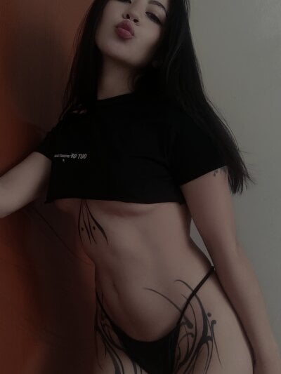 Emily--Swan-- on StripChat