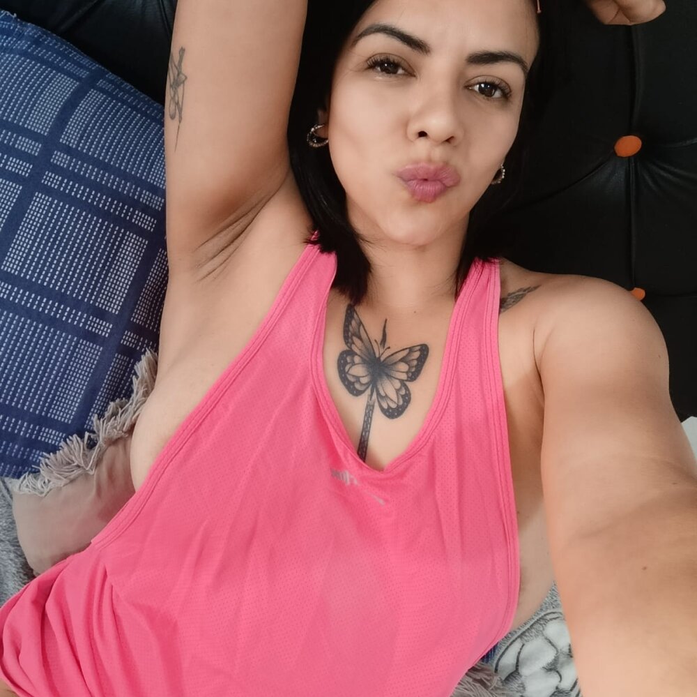 cheapadultsexcams.com luluclark69 livesex profile in bisexual cams