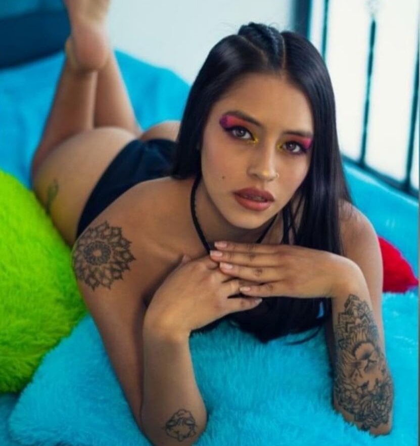 Live sex webcam photo for SaylorLeon #289447027