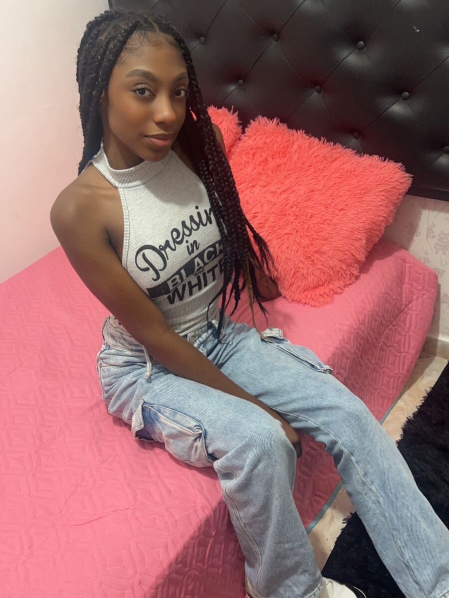 ariana_miller15 profile